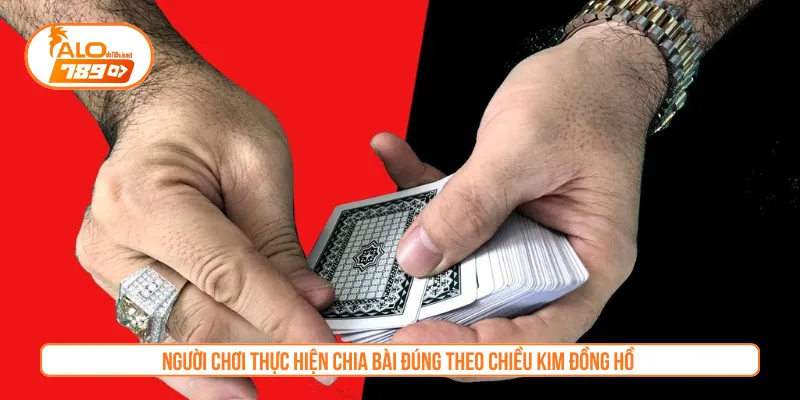 Người chơi thực hiện chia bài đúng theo chiều kim đồng hồ