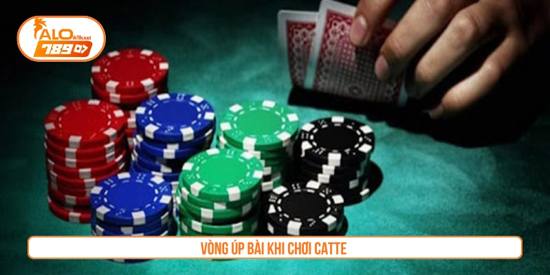 Vòng úp bài khi chơi Catte 